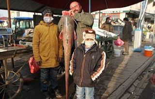 Murat Nehrinde 1,5 metre boyunda balık avladı