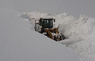 Muş’ta iş makinelerinin 5-6 metrelik karla mücadelesi