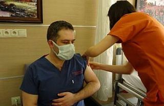 Muş’ta sağlık çalışanlarına ikinci doz korona...