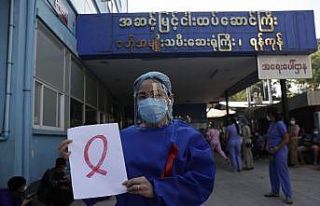Myanmar’da darbeye tepki gösteren sağlık çalışanlarından...