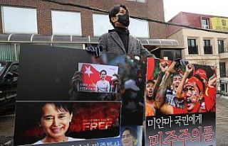 Myanmar’ın Seul Büyükelçiliği önünde "darbe"...