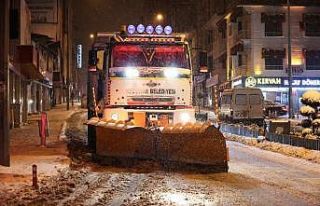 Nevşehir Belediyesi ekipleri kar mesaisini sürdürüyor