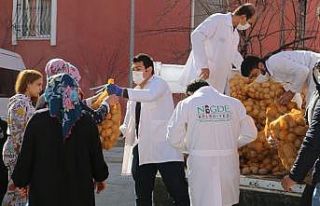 Niğde Belediye Başkanı Özdemir, çiftçinin yüzünü...