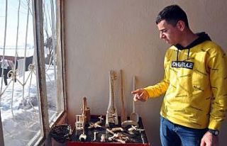 Odasını atölyeye çevirerek ağaçtan maketler...