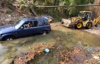 Off-Road yapmak isteyen gençler derede mahsur kalınca...