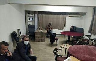 Ofiste kumar oynarken yakalandılar