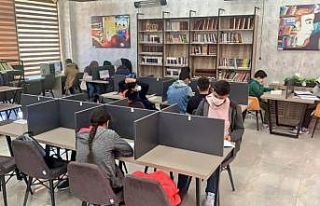 Öğrenciler sınavlara millet kıraathanelerinde...