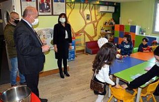 Öğrenciler üniformalı meslek tanıtımı