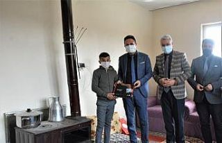 Öğrencilere tabletleri evinde teslim ediliyor
