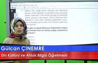 Öğretmenler, öğrenciler için kamera karşısına...