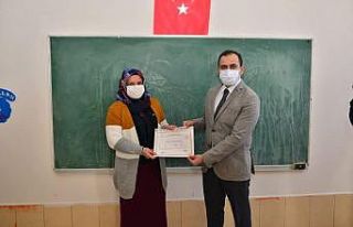 Okuma yazma öğrenen kursiyerlere sertifikaları...