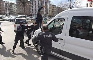 Öldürülen kadının yakını, sanıkları taşıyan...