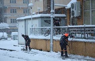 Oltu’da kar kalınlığı 15 santimetreyi aştı