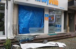 Önce park halindeki otomobile çarpıp, daha sonra...