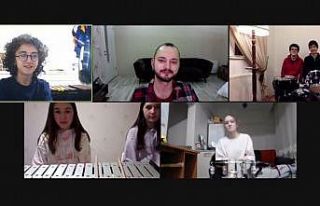Online eğitimler sayesinde müzikten uzak kalmıyorlar