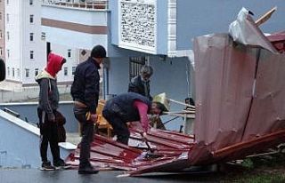 Ordu’da fırtına çatıları uçurdu