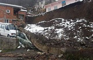 Ordu’da istinat duvarı çöktü, araçlar altında...