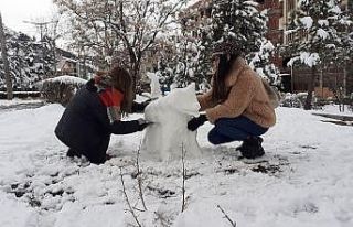 Osmancık’ta genç kızlar kardan kurt yaptı