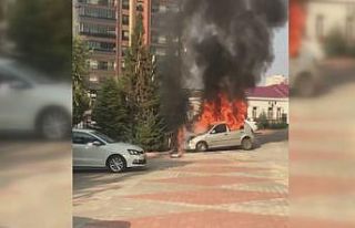 Otomobil alev alev yandı