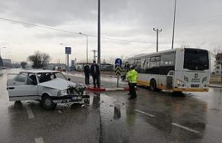 Otomobil belediye otobüsüne çarptı: 2 yaralı