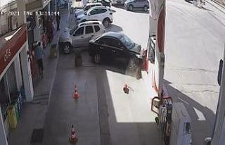 Otomobil benzin istasyonuna daldı, faciadan dönüldü