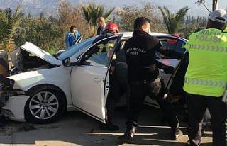 Otomobil gişelerde beton bariyere çarptı: 2 ölü