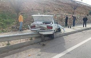 Otomobil kaldırıma çarptı