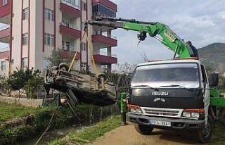 Otomobil su kanalına düştü, baba ile kızı yaralandı