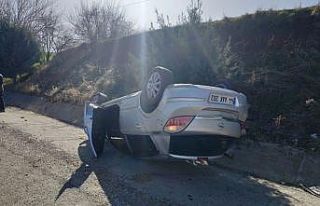 Otomobil takla attı sürücüsü yara almadan kurtuldu