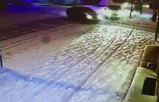 Otomobile çarpmamak için manevra yaptı dükkana...