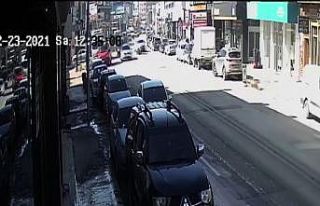 Otomobilin altında kalan kurye ölümden döndü