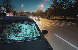 Otomobilin çarptığı işitme engelli yaya ağır...