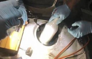 Otomobilin yakıt deposunu uyuşturucu zulasına çevirmişler