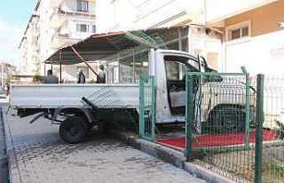 Otomobille çarpışan kamyonet kaldırıma çıktı:...