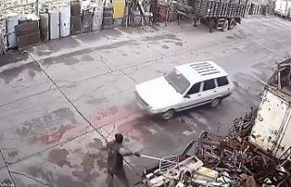 Otomobille gelen hırsızları demir çubukla kovaladı