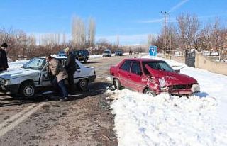 Otomobiller çarpıştı : 3 yaralı