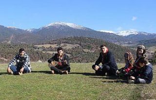 (Özel) 3 parmağıyla bağlama çalan genç, usta...