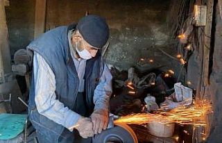 (Özel) 63 yıldır ekmeğini ateş ve örsten çıkarıyor