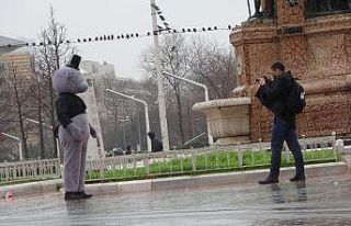 (Özel) Annesinin doğum günü için ayı kostümüyle...