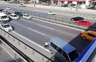 (Özel)Aracı E-5’te arıza yapan vatandaşa trafik...