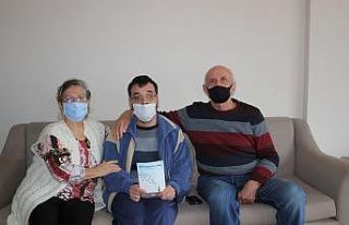 (Özel) Engelli Hüseyin kaybetmediği umudunu kitap...