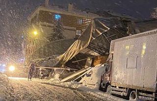 (Özel) Eyüpsultan’da kar kütlesinin ağırlığına...
