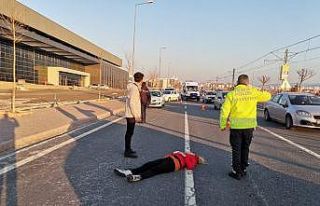 (Özel) Genç kız hareket halindeki araçtan atladı