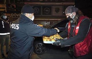 (Özel) Hayırsever vatandaşlardan görevli polise...