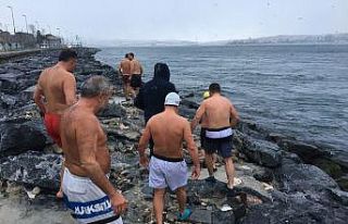 (Özel) İstanbul’da karlı havada deniz keyfi