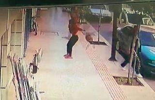 (Özel) Kaldırımda yürüyen adamın ölümden saniyelerle...