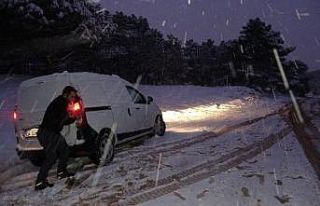 (Özel) Karda mahsur kalan otomobil traktörle kurtarıldı