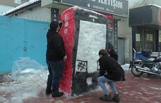 (Özel) Kardan adam yerine kardan cep telefonu yaptılar