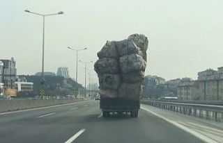 (ÖZEL) Kasası aşırı yük dolu olan kamyonetin...