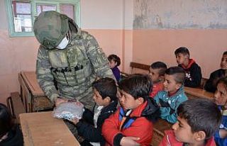 (Özel) Mehmetçik’ten Resulayn’a şefkat eli
